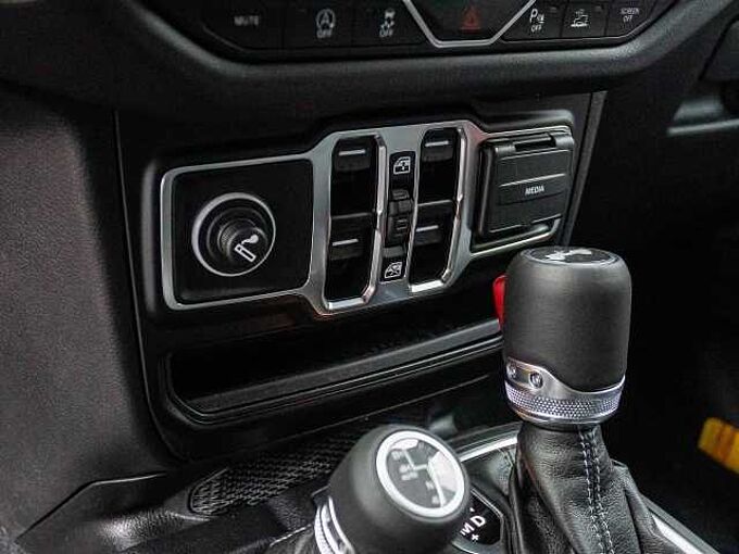 Jeep Wrangler Sahara 2.0l BLACK&RED