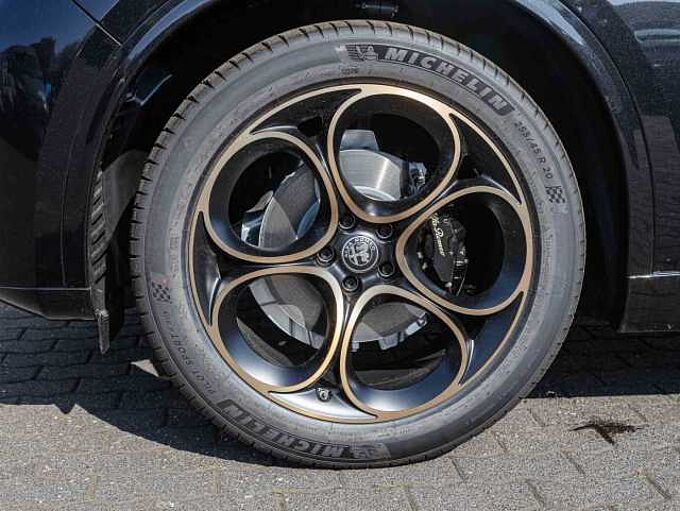 Alfa Romeo Stelvio 2.0 16V Turbo AT8-Q4 INTENSA VOLL!