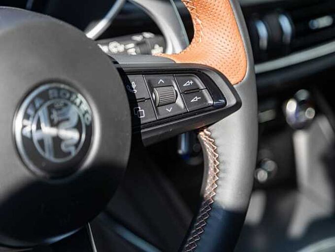 Alfa Romeo Stelvio 2.0 16V Turbo AT8-Q4 INTENSA VOLL!