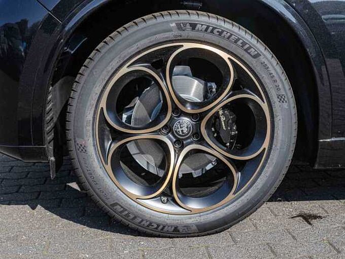 Alfa Romeo Stelvio 2.0 16V Turbo AT8-Q4 INTENSA VOLL!