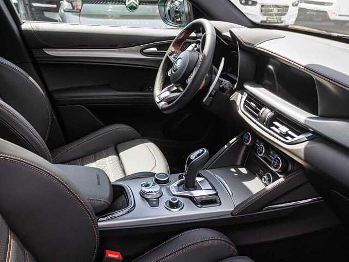 Alfa Romeo Stelvio 2.0 16V Turbo AT8-Q4 INTENSA VOLL!
