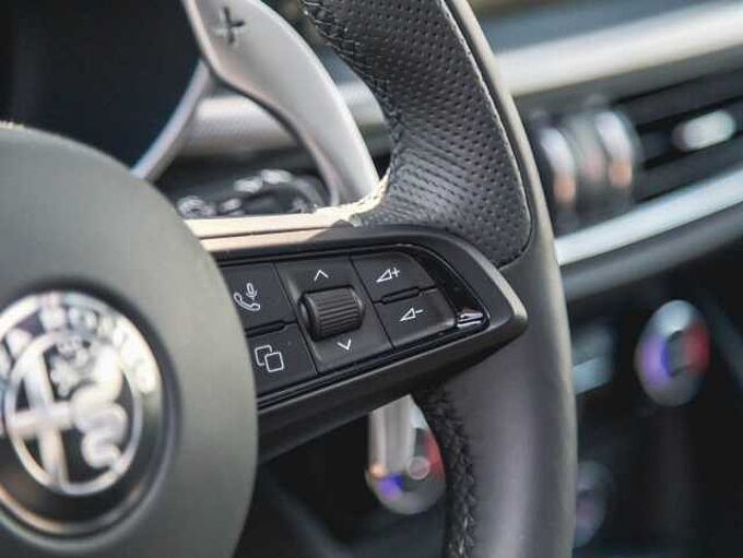 Alfa Romeo Stelvio 2.0 16V Turbo AT8-Q4 Veloce VOLL!