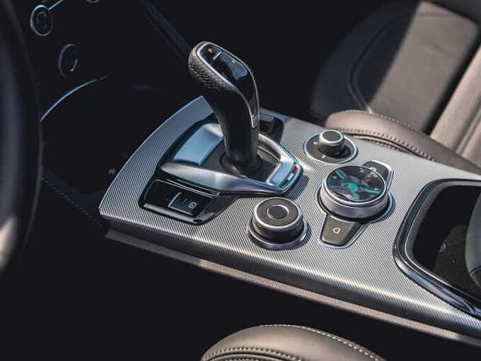 Alfa Romeo Stelvio 2.0 16V Turbo AT8-Q4 Veloce VOLL!