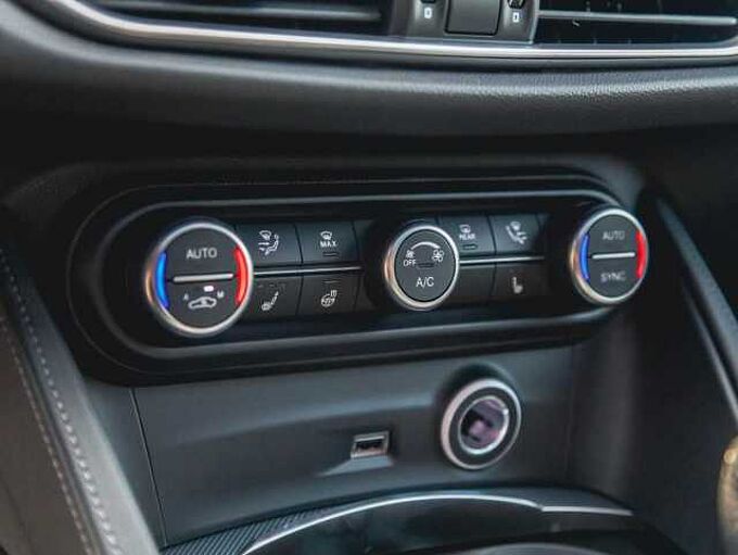 Alfa Romeo Stelvio 2.0 16V Turbo AT8-Q4 Veloce VOLL!