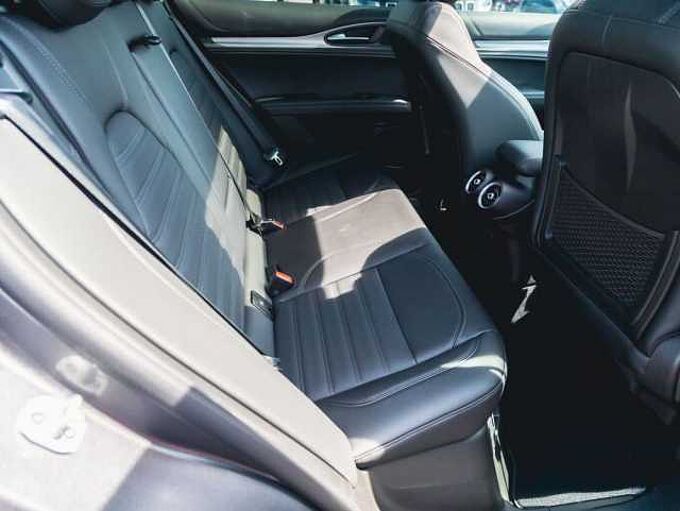 Alfa Romeo Stelvio 2.0 16V Turbo AT8-Q4 Veloce VOLL!