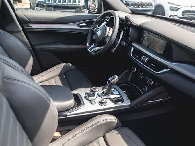 Alfa Romeo Stelvio 2.0 16V Turbo AT8-Q4 Veloce VOLL!