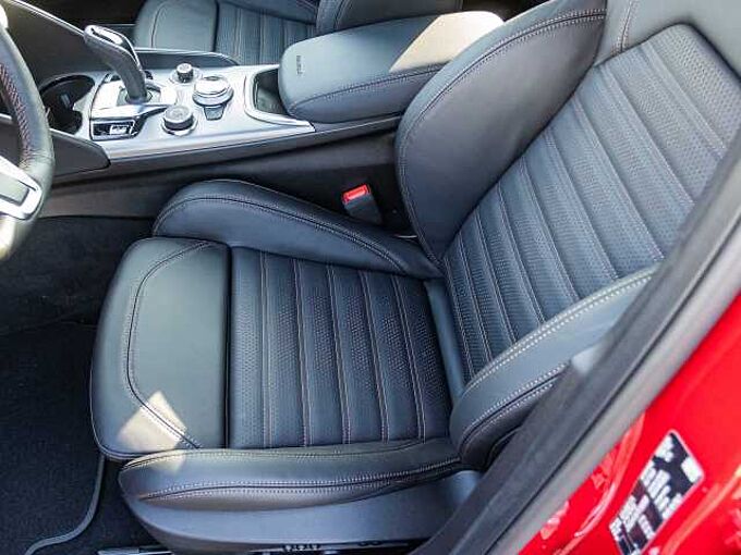 Alfa Romeo Giulia 2.0 16V AT8-Q4 INTENSA Panorama