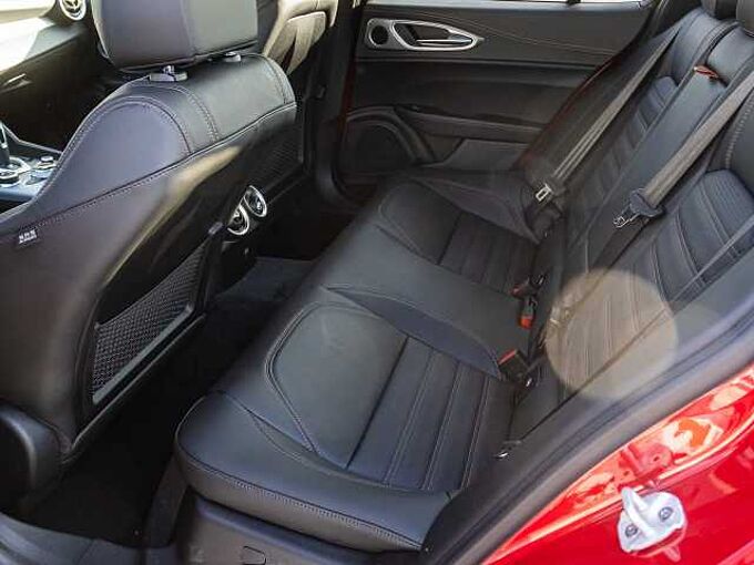 Alfa Romeo Giulia 2.0 16V AT8-Q4 INTENSA Panorama