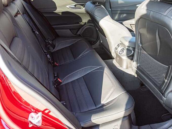 Alfa Romeo Giulia 2.0 16V AT8-Q4 INTENSA Panorama