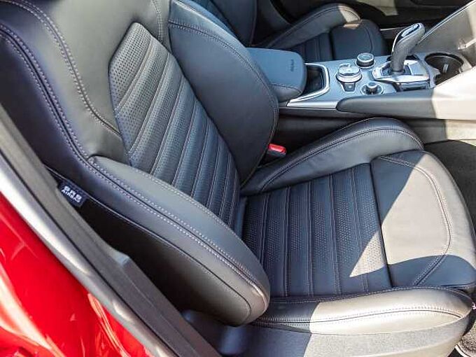 Alfa Romeo Giulia 2.0 16V AT8-Q4 INTENSA Panorama