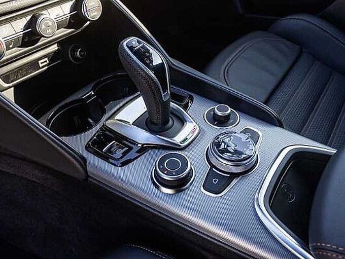 Alfa Romeo Giulia 2.0 16V AT8-Q4 INTENSA Panorama