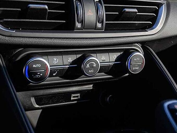 Alfa Romeo Giulia 2.0 16V AT8-Q4 INTENSA Panorama