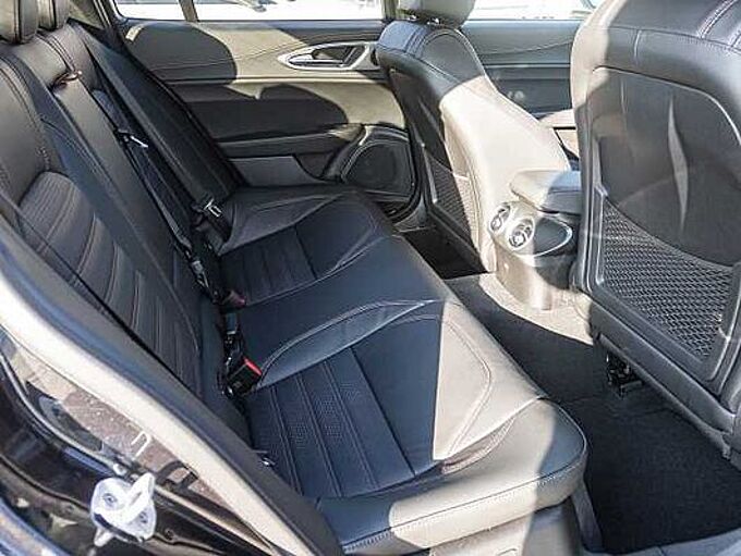 Alfa Romeo Giulia 2.0 16V AT8-Q4 INTENSA Panorama