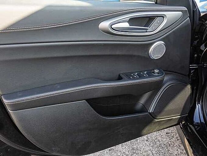 Alfa Romeo Giulia 2.0 16V AT8-Q4 INTENSA Panorama