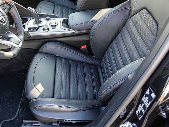 Alfa Romeo Giulia 2.0 16V AT8-Q4 INTENSA Panorama