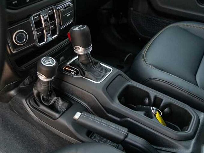 Jeep Wrangler MY25 Sahara 2.0l T-GDI Ultd. Sky-One