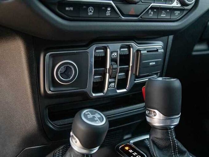 Jeep Wrangler MY25 Sahara 2.0l T-GDI Ultd. Sky-One