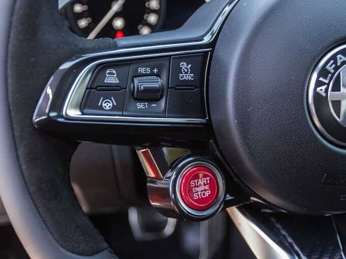 Alfa Romeo Giulia 2.9 V6 Bi-Turbo Quadrifoglio ORO 12/83