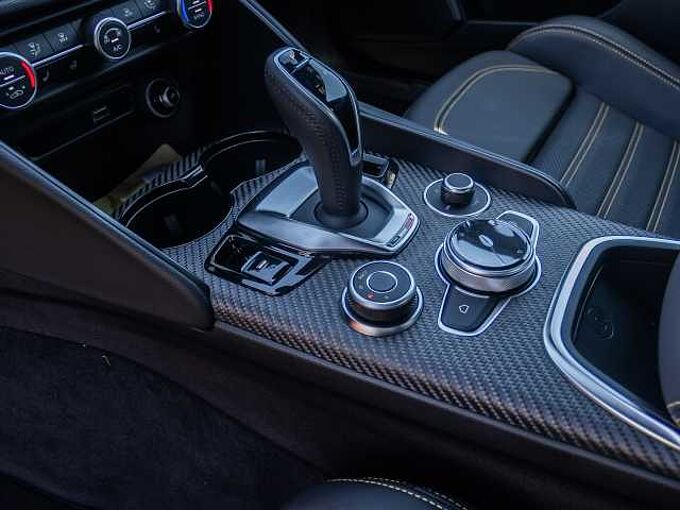 Alfa Romeo Giulia 2.9 V6 Bi-Turbo Quadrifoglio ORO 12/83
