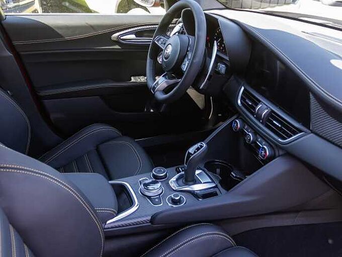 Alfa Romeo Giulia 2.9 V6 Bi-Turbo Quadrifoglio ORO 12/83
