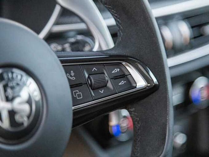 Alfa Romeo Stelvio V6 2.9 Bi-Turbo AT8-Q4 Quadrifoglio