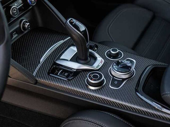 Alfa Romeo Stelvio V6 2.9 Bi-Turbo AT8-Q4 Quadrifoglio