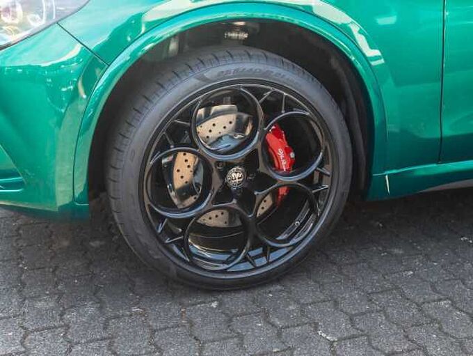 Alfa Romeo Stelvio V6 2.9 Bi-Turbo AT8-Q4 Quadrifoglio MY24