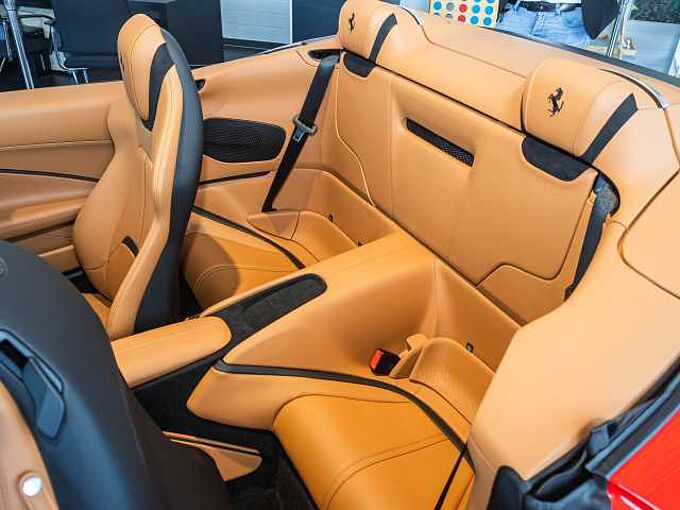 Ferrari Roma Spider Rosso Corsa/Cuoio 