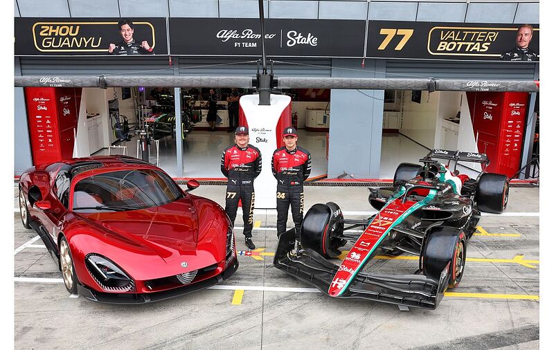 Wie sein Vorgänger im Jahr 1967: Der neue Alfa Romeo 33 Stradale in der Boxengasse von Monza